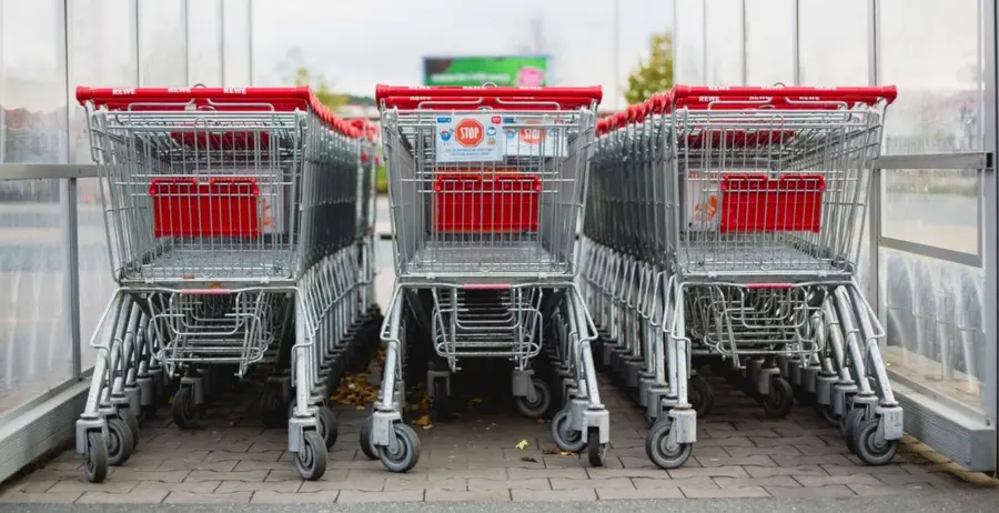 Końcówka roku w handlu: Polacy wybiorą głównie stacjonarne dyskonty i supermarkety