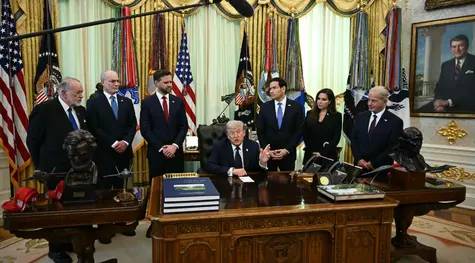Kurs dolara na rozdrożu. „Spotkanie przebiegło bardzo pomyślnie”, zapewnia Trump. Bliski Wschód zachwieje USD/PLN i euro (EUR/USD)? | Kursy walut