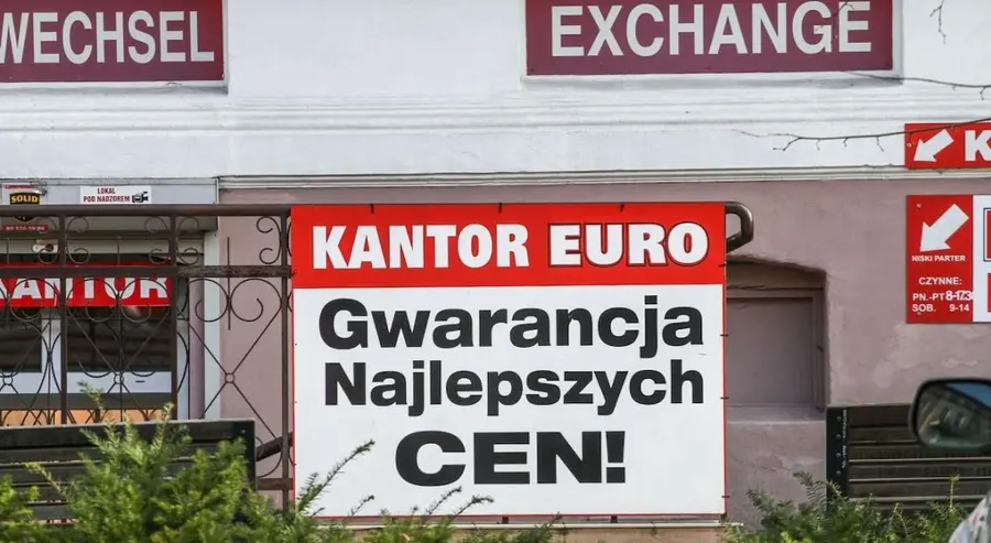 Kursy walut 04.12.: to jest prawdziwa burza ⚠️ Główne waluty poleciały na łeb! Sprawdź, ile kosztuje euro (EUR), dolar (USD), funt (GBP), korona (NOK), jen (JPY), frank (CHF)