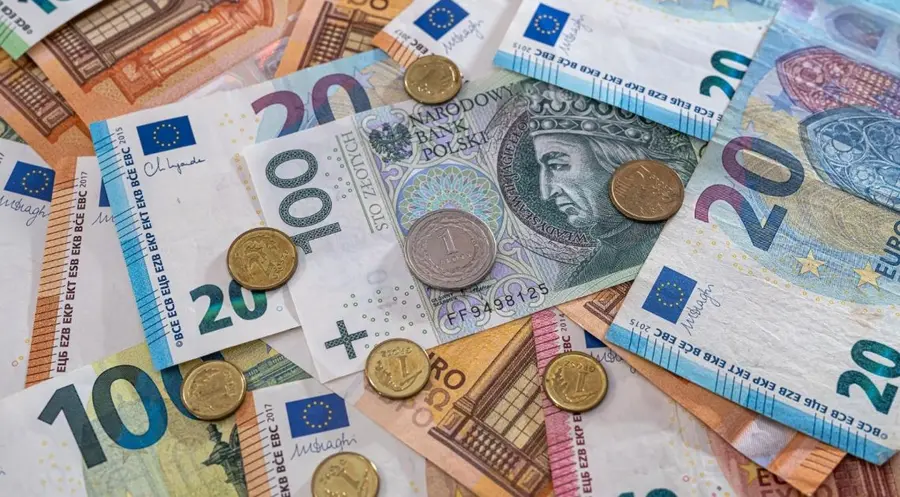 Mocne wahania na walutach! Kurs dolara USD zalicza zniżkę o ponad 1,01 zł., a euro EUR spada o 0,58 zł.! Co z frankiem CHF i funtem GBP?