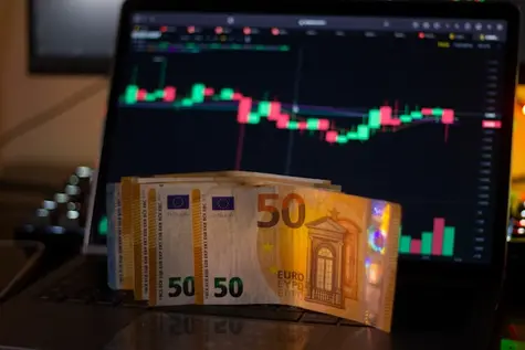 USDPLN odbił od wsparcia na 3,55, a kurs euro EUR/PLN powraca na 4,21. Co się dzieje na FX?