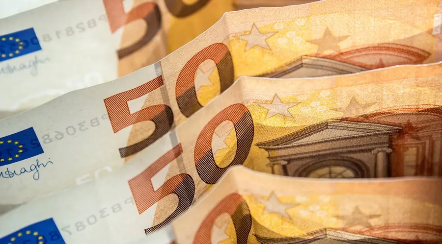 Kurs euro (EUR/PLN) 17 kwietnia: Ceny euro w relacji do złotego (PLN), dolara (USD) i franka (CHF). Zobacz, kiedy warto kupić euro
