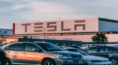 Spadki cen akcji Alphabet oraz Tesla. PMI w centrum uwagi