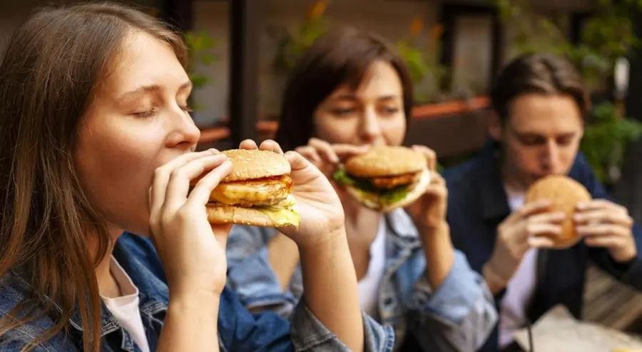 Polacy wolą zjeść szybko, niż porządniej? Sieciówki wygryzają restauracje z rynku | FXMAG INWESTOR