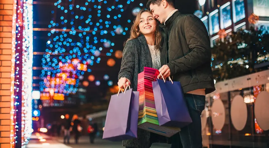 Polacy zakupy świąteczne zrobili w grudniu, Amerykanie w listopadzie – skąd taka różnica w danych? | FXMAG INWESTOR