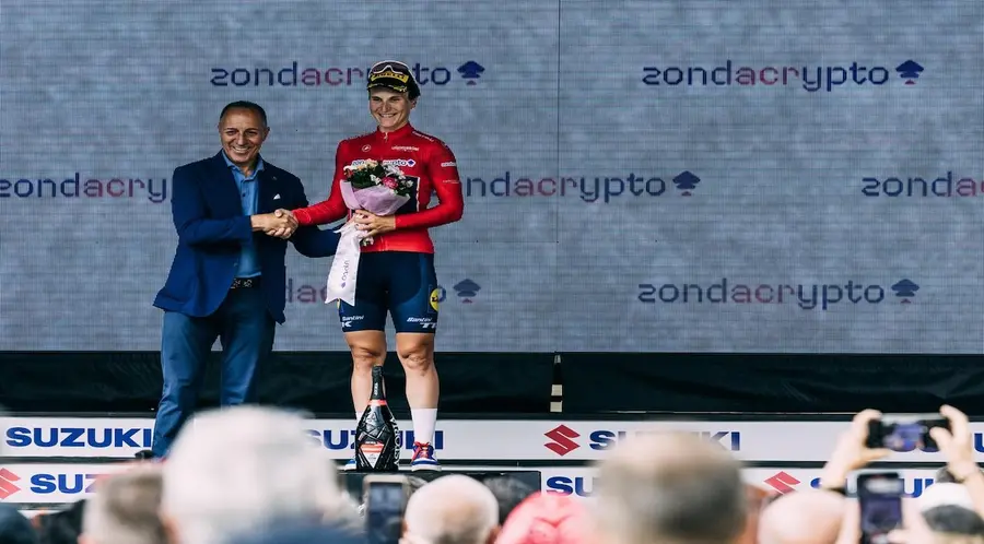 Polka 20. po I etapie Giro d’Italia Women, firma z polskimi korzeniami na czerwonej koszulce