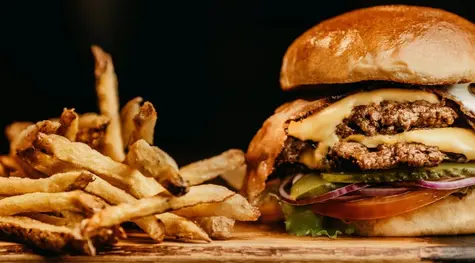 Prawie połowa klientów fast foodów ma od 25 do 34 lat. Najmniej jest seniorów