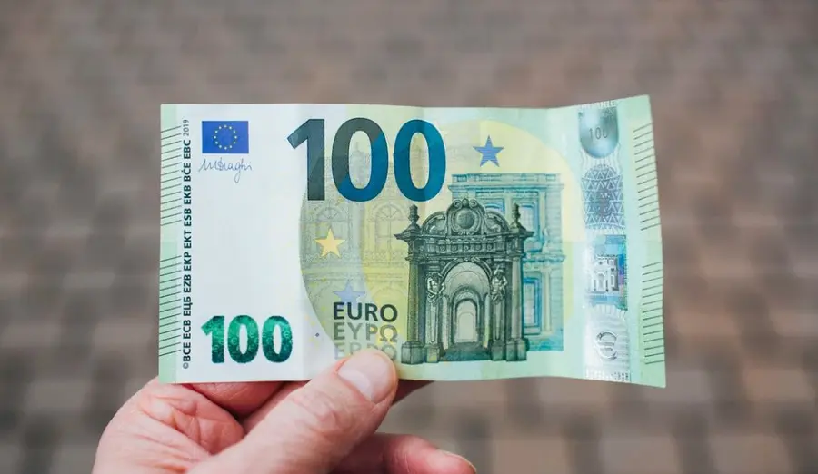 Przełom na kursie euro wobec dolara (EUR/USD). PMI w centrum uwagi, Europa nadrabia piątkowe spadki