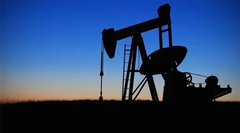 Rynek surowców traci trzeci miesiąc z rzędu. Analiza kursu ropy