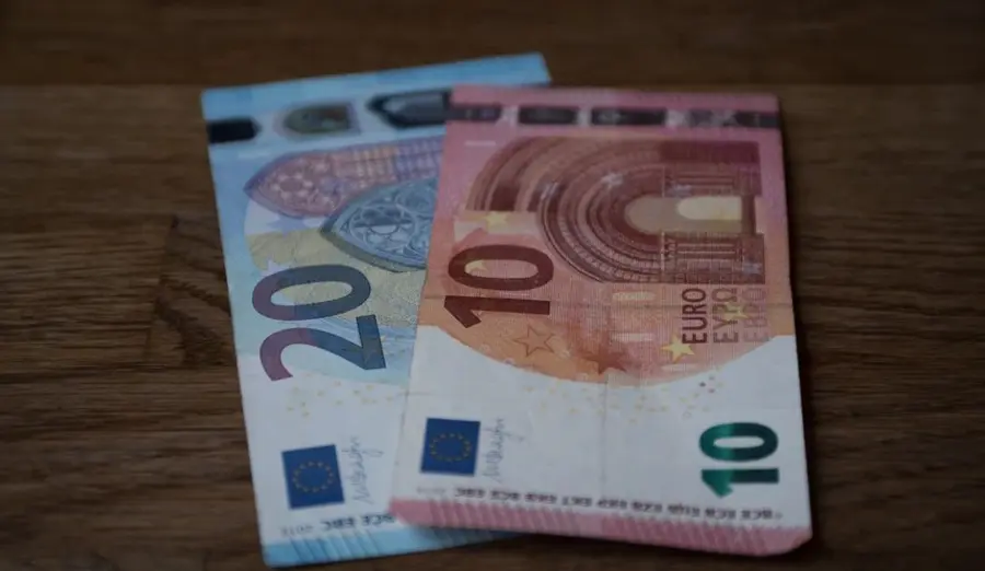 Spadek kursu euro względem dolara (EUR/USD). Wyższe otwarcie w Europie po lepszych danych z Chin