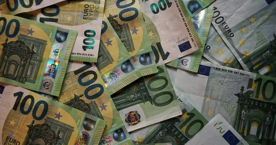 Spadki kursu euro (EUR) względem funta (GBP). Wzrosty w Europe, rozmowy na temat pakietu stymulacyjnego w centrum uwagi