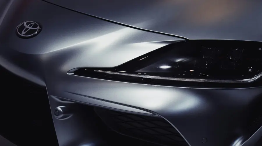 Toyota pobiła prognozy analityków. Akcje giganta nurkują, niepewności nadal są w grze