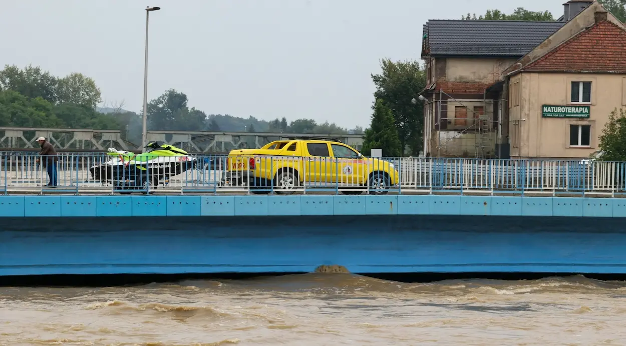 W Polskę uderzyła nie tylko wielka woda. Klęskę żywiołową wykorzystują oszuści. Jak się chronić?