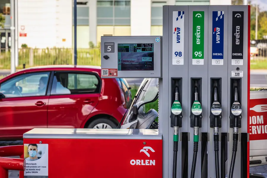 Wpływ zmian cen ropy na inflację i ceny na polskich stacjach paliw