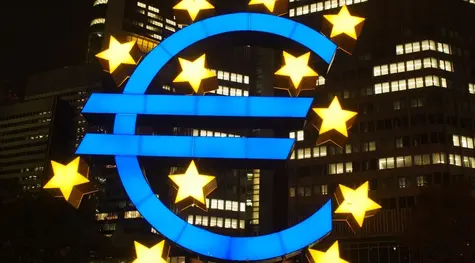 Wzrosty kursu euro (EUR) w relacji do dolara (USD). Fundusz ratunkowy UE w centrum uwagi, spokój na rynkach