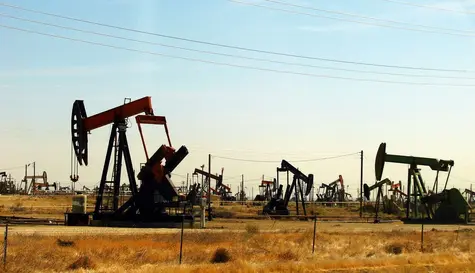 Zapasy nie schodzą, cena ropy spada