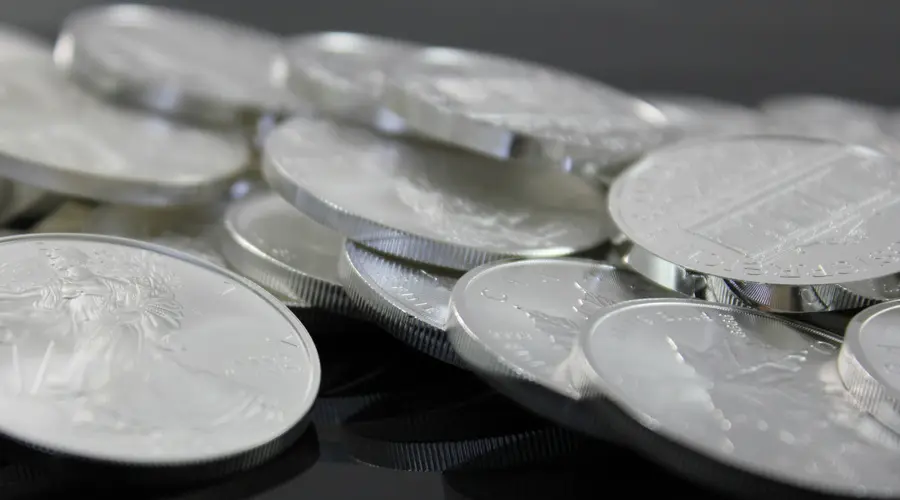 Wykopali srebrne monety warte 22 miliony złotych. Zyskiem podzielą się z właścicielem ziemi