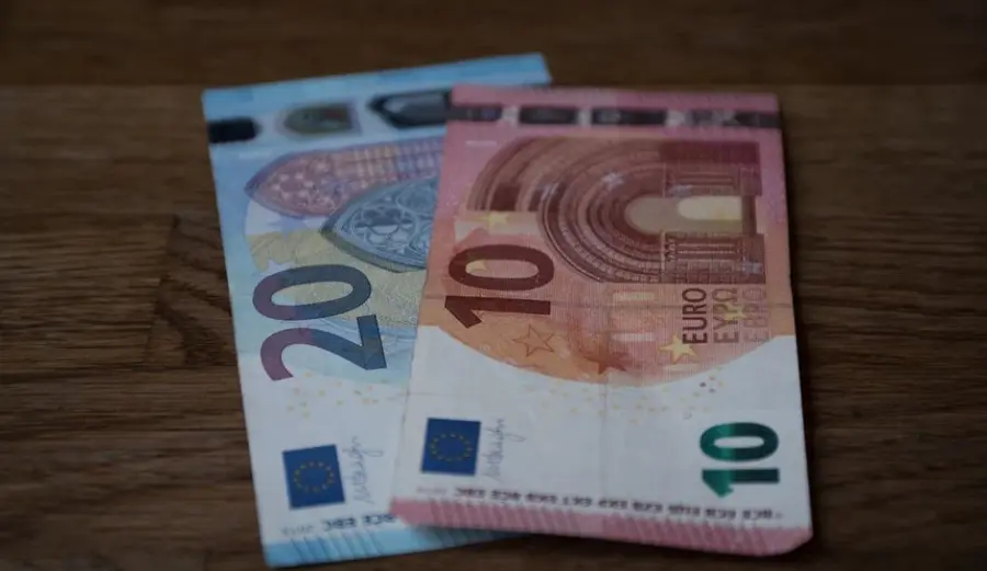 Zwyżki kursu euro względem funta (EUR/GBP). Wzrost zachorowań wraz z ponownym otwarciem gospodarek, PMI w centrum uwagi