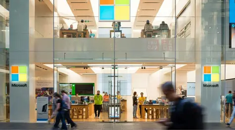 Giełda: Microsoft pozwany przez akcjonariuszy! Gigant miał zataić miliardy pompowane w AI