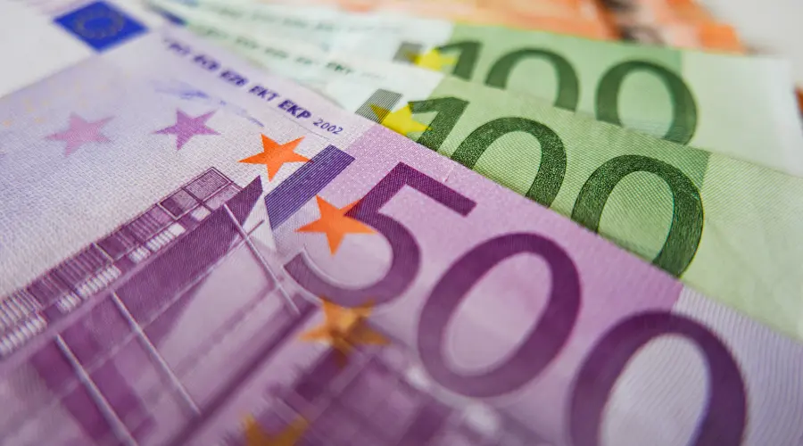 Kursy walut: Złoty mocniejszy, kurs EUR/PLN spada rano do 4,3318