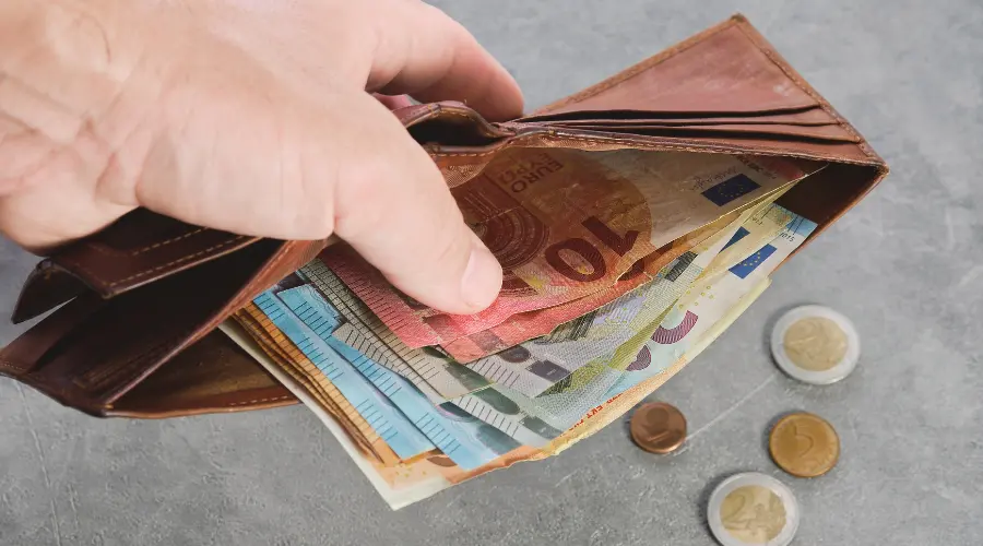 WALUTY: Dolar odrobi straty, a kurs EUR/USD czeka bolesne zderzenie