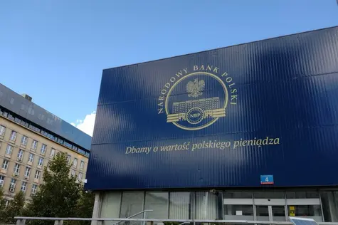 W Polsce pewne są tylko śmierć, podatki i inflacja! Nowa projekcja NBP mówi co innego niż prezes Glapiński - galopujące ceny zostaną z nami na dłużej, będzie coraz drożej