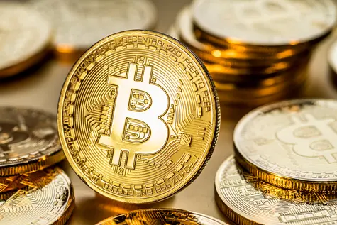 Bitcoin osiąga 57 000 USD, a ETH rośnie o 11% w ciągu tygodnia: czego można się spodziewać w marcu?