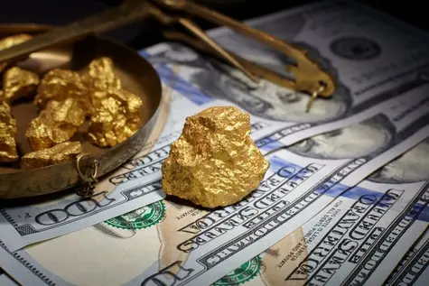 Cena złota nieubłaganie spada, silny dolar tłamsi kurs kruszcu! Ale jest promyk nadziei  | FXMAG INWESTOR