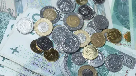 Dwóch na trzech Polaków uważa, że pieniądze dają szczęście. Jeśli zarabiasz tę kwotę, możesz czuć się spełniony