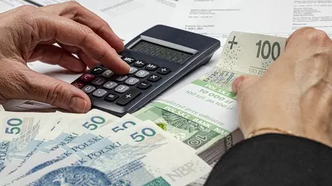 Dane z rejestrów dłużników: Polacy wciąż toną w długach. Ale średnie zadłużenie spada | FXMAG INWESTOR