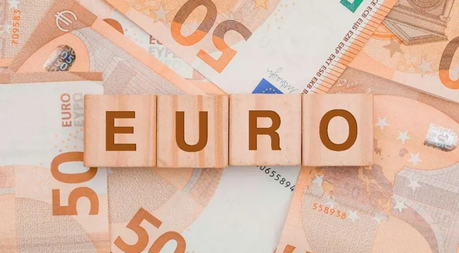 Dzieje się na walutach: kurs euro (EUR/PLN) blisko przełamania psychologicznej granicy | FXMAG INWESTOR