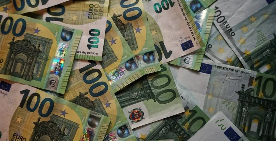 Euro słabnie względem dolara. Niższe otwarcie w Europie w reakcji na powrót obostrzeń