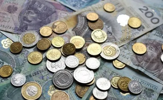 Kurs dolara USD na poziomie 3,90 złotego. Euro poniżej 4,31 PLN. Polska waluta bez większej reakcji na wyniki wyborów