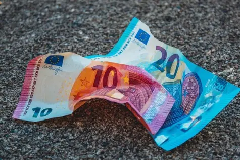Kurs euro do dolara (EUR/USD) spada. Waluta amerykańska w stosunku do jena przełamała 200-dniową MA. Niższe otwarcie w Europie
