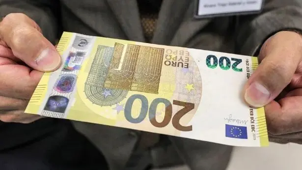 Kurs euro EUR/PLN podbija ponad 4,2870 złotego. Dolar USD w okolicach 3,87 zł. Polska waluta stabilna przed FED