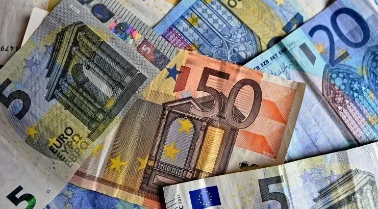 Kurs euro nadal zyskuje wobec złotego. Frank i dolar też nie odpuszczają. Kurs funta trochę słabszy | FXMAG