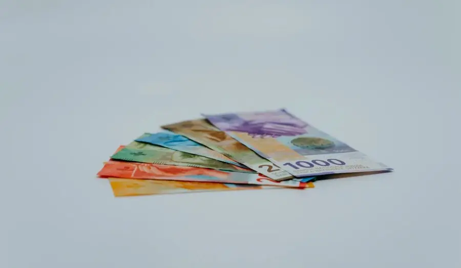 Kurs franka poniżej 4 złotych. Dolar pod 3,92 zł. Euro w pobliżu 4,25 PLN. Komentarz walutowy – Japonia mocno hamuje