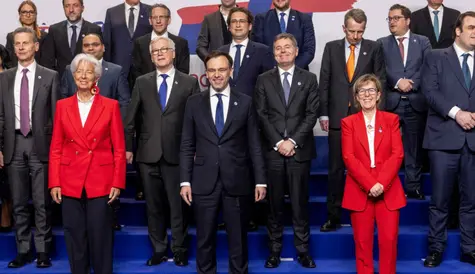 Mocny złoty i walka o euro. Bezlitosne prognozy znanego banku dla EUR/PLN i dolar (EUR/USD) | Kursy walut