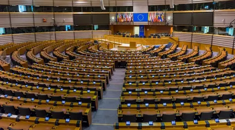 Niepokój wciąż budzi sytuacja w Chinach, teatr w Parlamencie Europejskim osłabił GPW i kurs złotego (PLN)