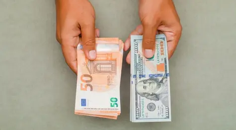 Notowania dolara (USD), euro (EUR) i juana chińskiego (CNY) narażone na wahania podczas najbliższej sesji handlowej. Jak publikacje ekonomiczne mogą oddziaływać na rynek walut? | FXMAG INWESTOR