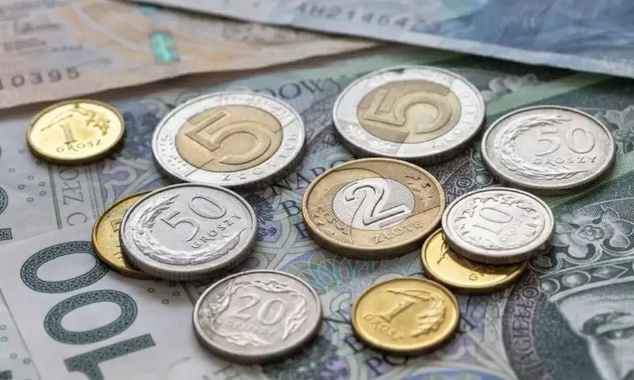 Złoty słabnie. Zwalnia wzrost gospodarczy w Polsce, a inflacja rośnie. Kurs euro powyżej 4,24 PLN. Dolar nad 3,82 zł