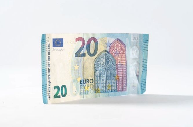 Pary walutowe. 11 sierpnia. Co się zmieniło? Kursy euro do polskiego złotego (EURPLN), funta do franka (GBPCHF), euro do liry tureckiej (EURTRY)