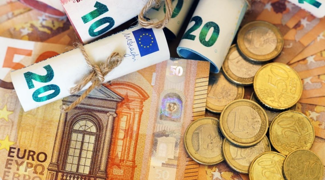  Kursy średnie euro, dolara, franka i funta w poniedziałek, 28 sierpnia. Bank Polski zaktualizował kurs średnie walut