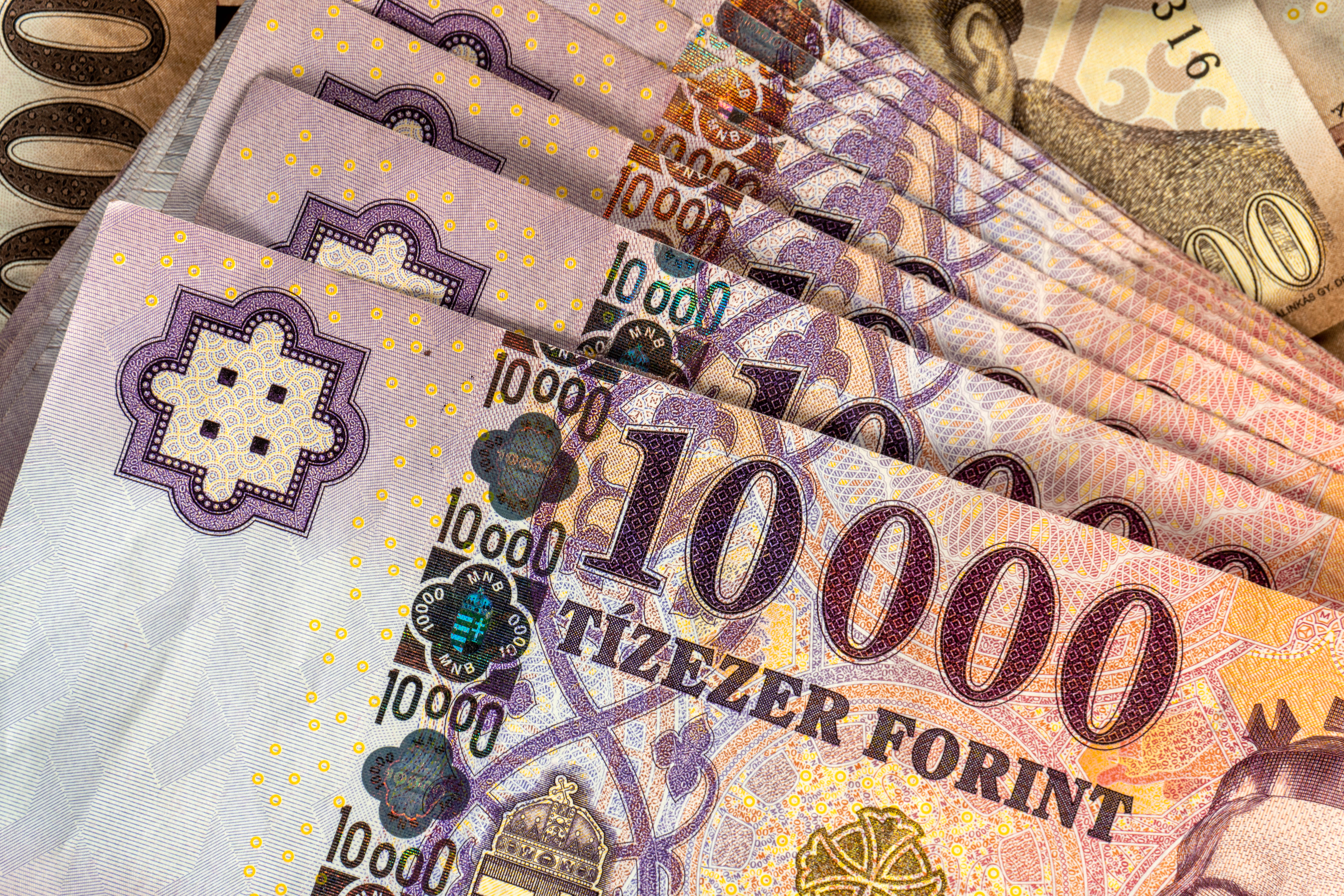 Kurs forinta (HUF) rekordowo tani względem PLN. Słaby dolar (USD) wspomoże waluty z rynków EM