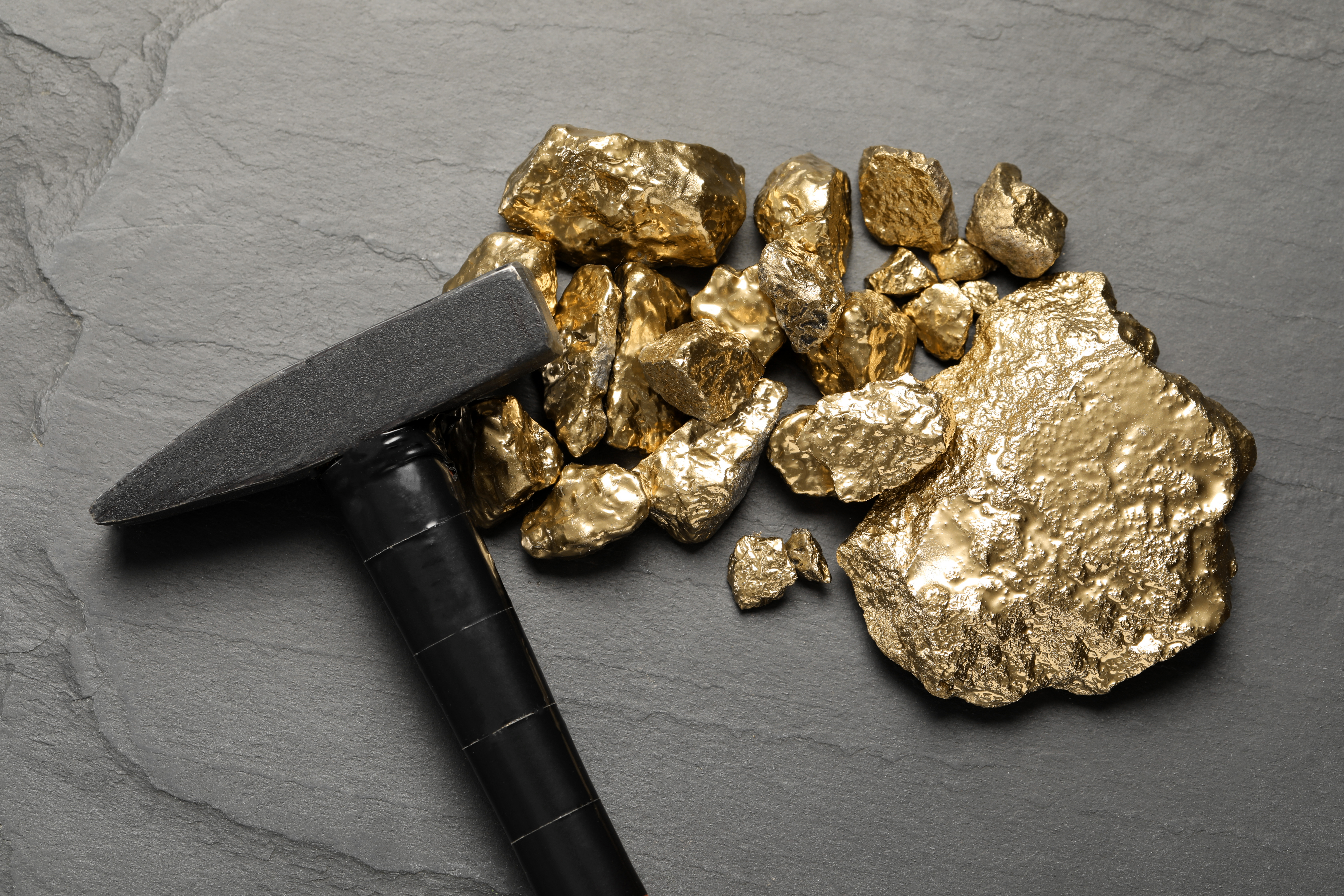 Cena złota wraca nad ważną granicę, ale kopalnie wciąż pod ostrzałem