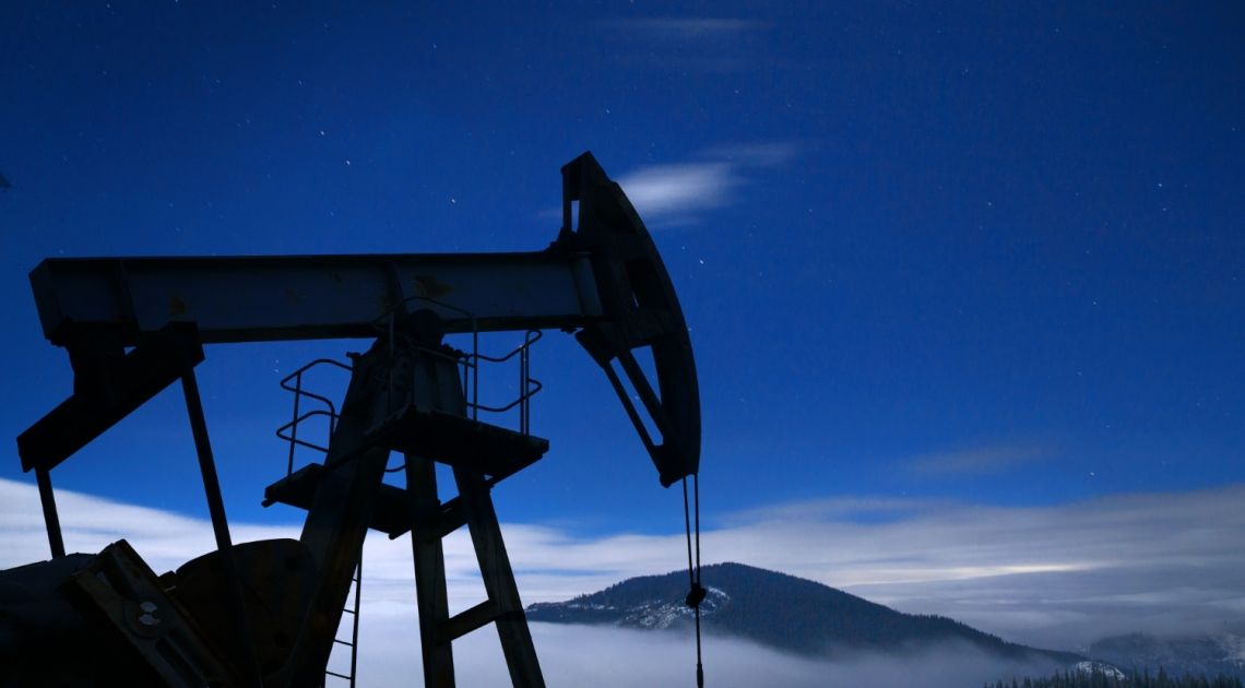 Cisza przed burzą na rynku ropy naftowej? Kurs czarnego złota wydaje się dziwnie usztywniony | FXMAG INWESTOR