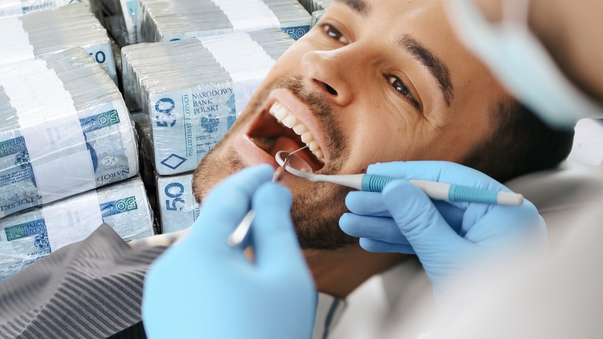 Dentyści mówią o nowym trendzie. Pacjenci coraz częściej pytają o raty lub chcą leczyć zęby na kredyt