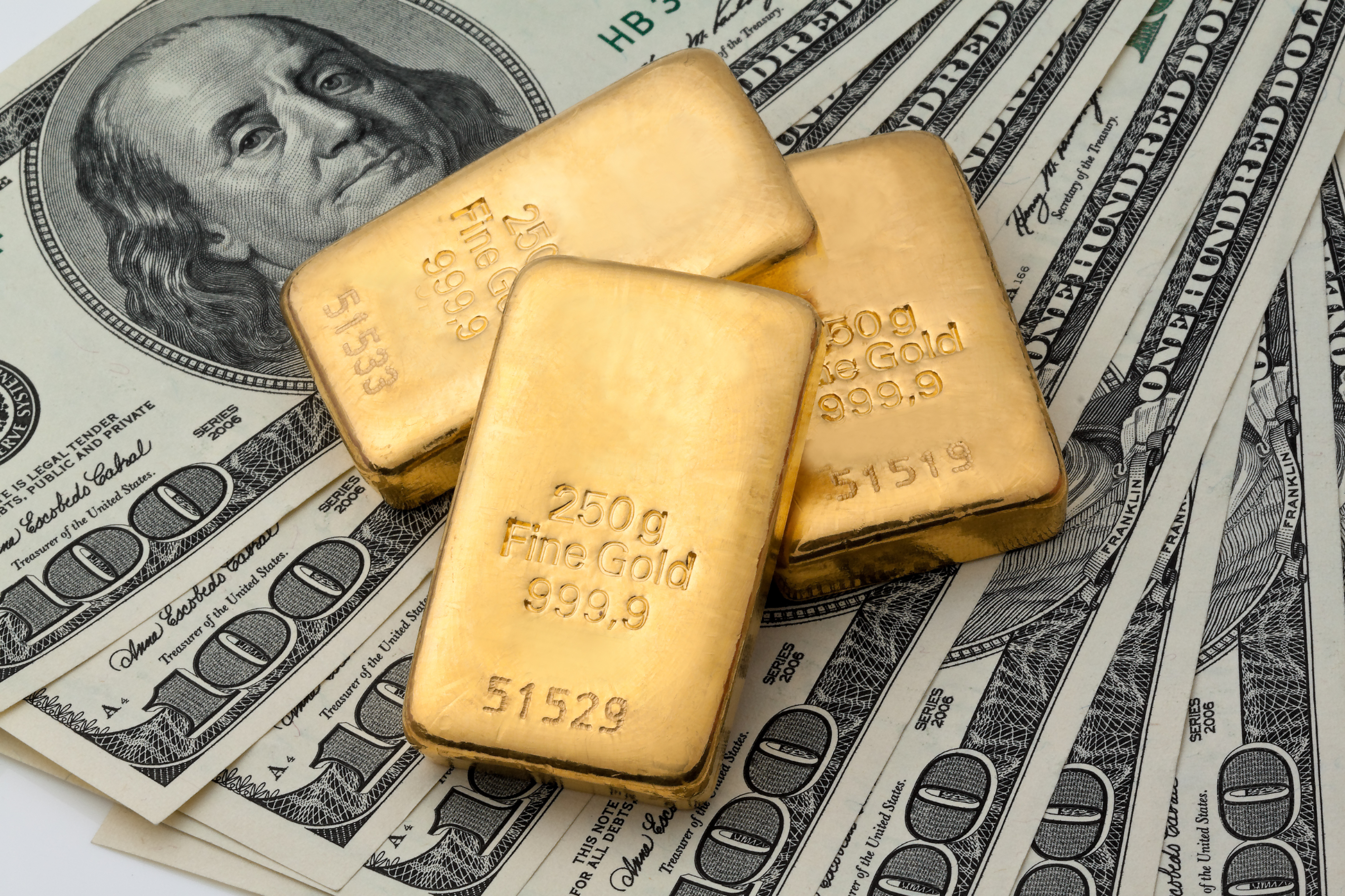 Kiedy kurs dolara (USD) słabnie, cena złota pnie się w górę