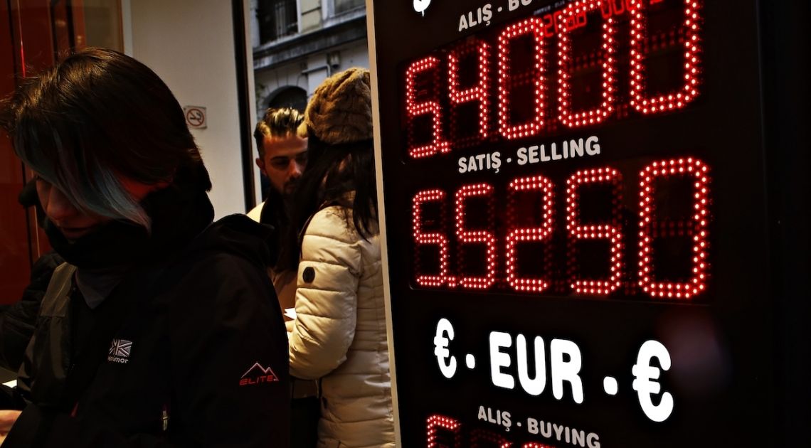 Kursy walut przed nowym rokiem idą na łeb. Analityk sprawdza czy warto teraz kupić dolary (USD), funty (GBP), euro (EUR) – prognoza na najbliższe dni | FXMAG INWESTOR