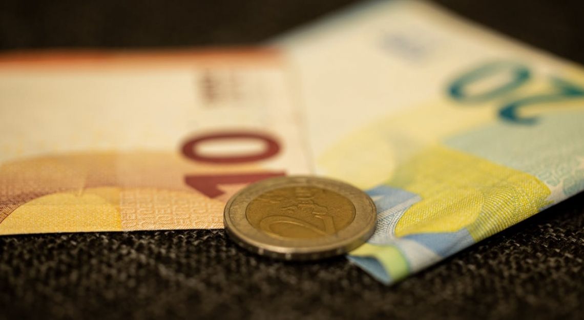 Słaby tydzień dla kursu euro (EUR). Wspólna waluta zaliczyła spektakularny spadek | FXMAG INWESTOR